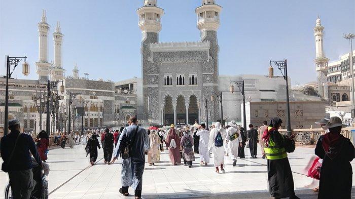 MASJIDIL HARAM PADAT - Suasana Masjidil Haram dipenuhi jemaah haji yang melaksanakan ibadah umrah, Senin (26/5/2025) siang hingga malam hari. (Media Center Haji/MCH 2025/Dewi Agustina)