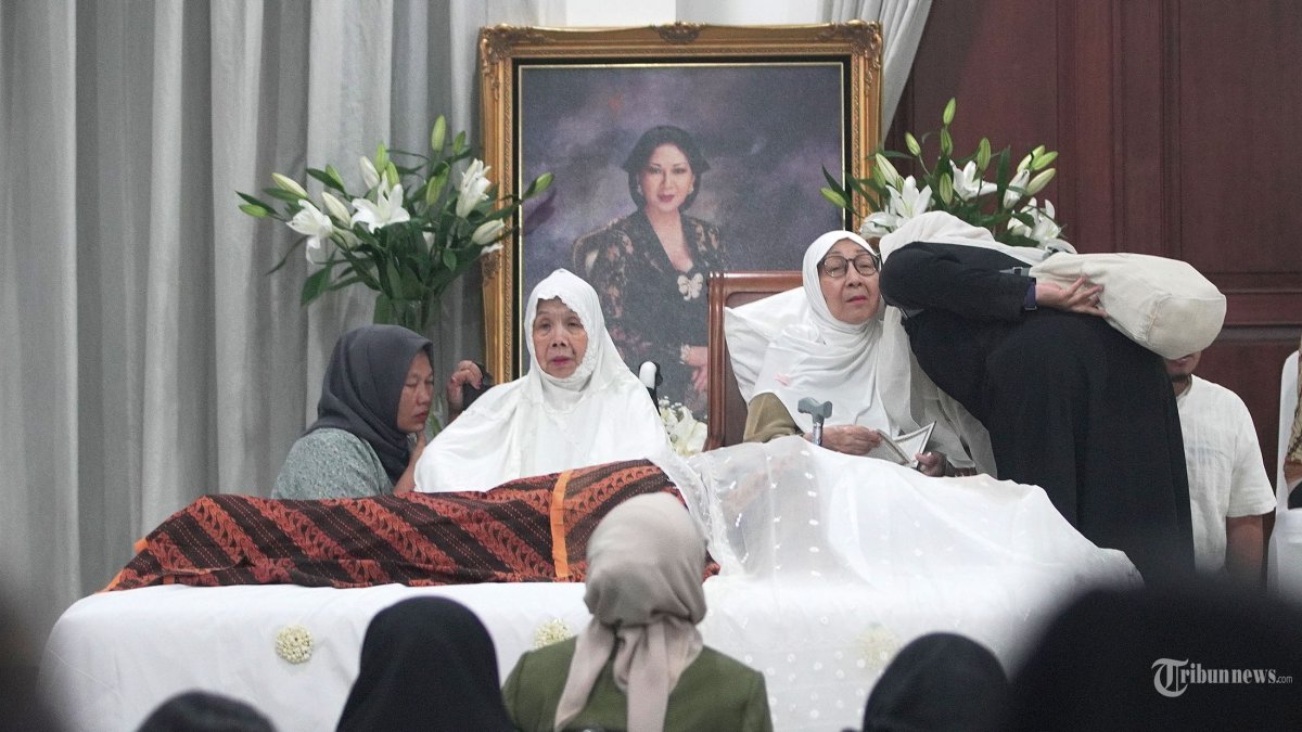 TITIEK PUSPA MENINGGAL - Keluarga dan kerabat melayat almarhumah Titiek Puspa di rumah duka, Jakarta Selatan, Kamis (10/4/2025). Titiek Puspa meninggal dunia dalam usia 87 tahun pada kamis (10/4) pukul 16.25 WIB di RS Medistra Jakarta Selatan setelah menjalani perawatan. Tampak sejumlah selebritis seperti Camelia Malik, Inul Daratista, Krisdayanti, Indy Barends dan beberapa selebritis lainnya hadir di rumah duka. Tribunnews/Jeprima  