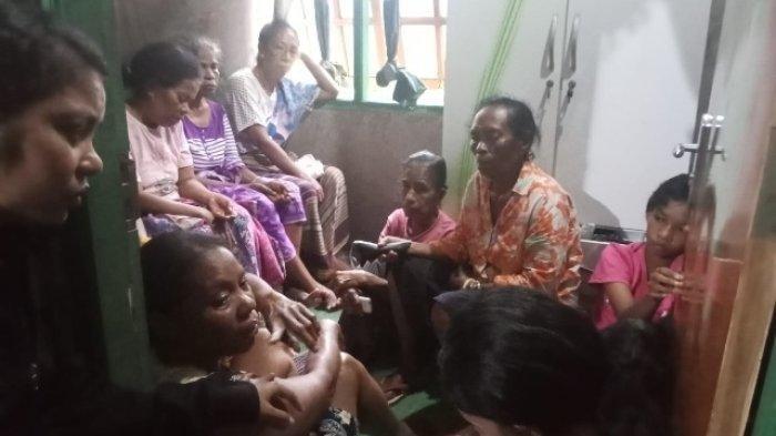 Suasana di rumah duka Rosalia Rerek Sogen