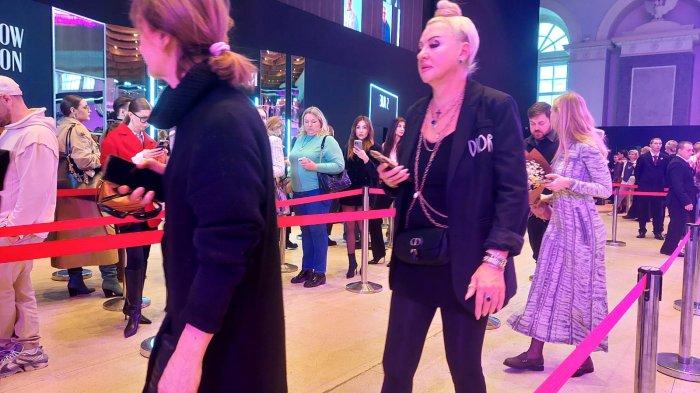 SUASANA LUAR ARENA - Suasana di luar catwalk Moscow Fashion Week 2025 yang berlangsung di Pusat Pameran Manege Hall, Moskow, Ibu Kota Rusia, 13-18 Maret 2025.