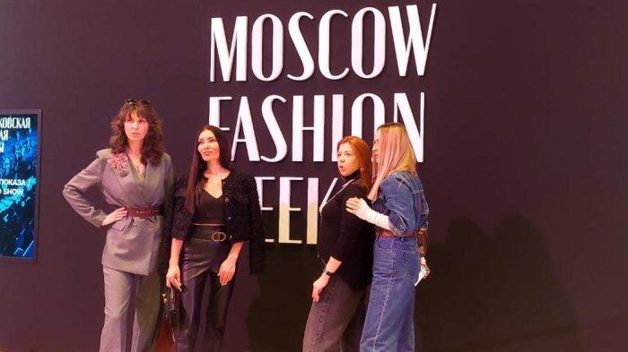 PERAGAAN BUSANA - Suasana di luar catwalk Moscow Fashion Week 2025 yang berlangsung di Pusat Pameran Manege Hall, Moskow, Ibu Kota Rusia, 13-18 Maret 2025.