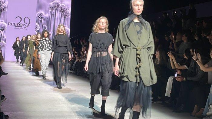 SUASANA CATWALK - Suasana penonton di sekitar catwalk Moscow Fashion Week 2025 yang berlangsung di Pusat Pameran Manege Hall, Moskow, Rusia, 13-18 Maret 2025.