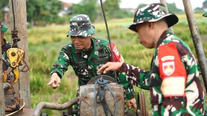PEMBUATAN SUMUR BOR - Dansatgas TMMD Ke-123  Kodim 0716/Demak Letkol Kav Maryoto, SE, Msi, MM mengawasi langsung pembuatan sumur bor 2 unit dan bak penyaringan air bersih 1 unit.