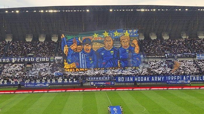 caption: SUASANA PERSIB VS PSIS - Suporter setia Persib Bandung saat memampangkan poster Bojan Hodak pada laga Persib vs Persis Solo di Stadion Gelora Bandung Lautan Api (GBLA), Gedebage, Bandung, Sabtu (24/5/2025). Tribunnews/Abdul Majid