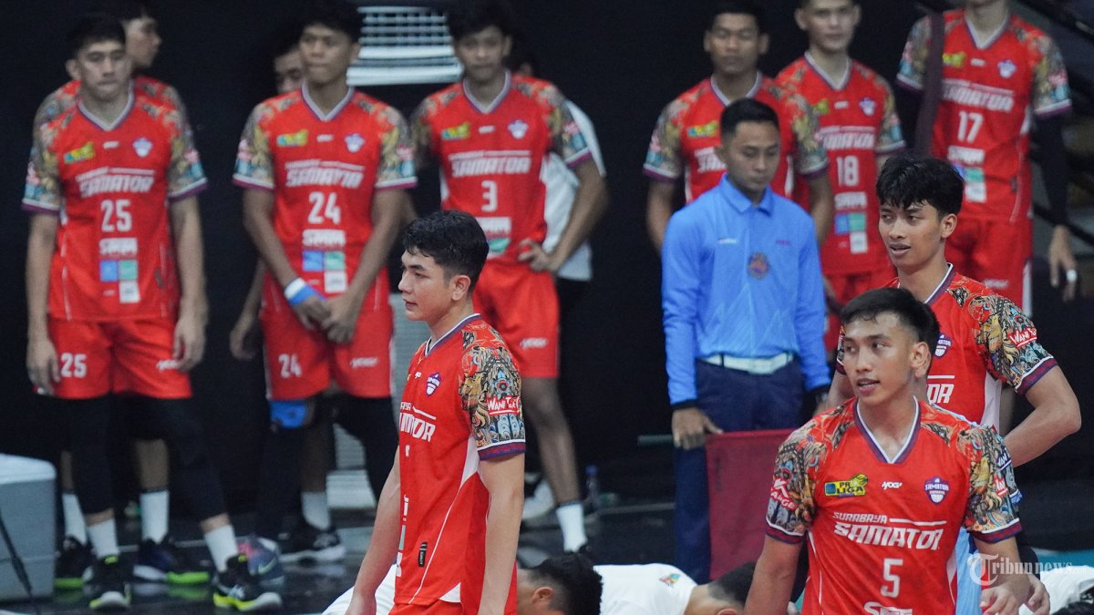 FINAL FOUR PROLIGA - Ekspresi para pevoli putra Surabaya Samator gagal mendapat poin saat melawan Palembang Bank SumselBabel dalam seri ketiga Final Four Proliga 2025 di Gor Sritex Arena, Solo, Sabtu (3/5/2025). SumselBabel menang 3 set langsung atas Surabaya Samator dengan skor 25-20, 25-21, 25-23. (Tribun Solo/Muhammad Nursina)