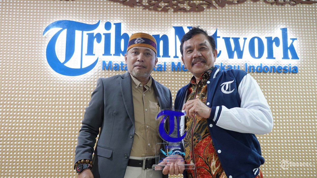 WAWANCARA KHUSUS - Aktivis Perburuhan Syahganda Nainggolan (kanan) menerima kenang-kenangan dari Direktur Pemberitaan Tribun Network Febby Mahendra Putra (kiri) di Studio Tribun Network, Jalan Palmerah Selatan, Jakarta Pusat, Jumat (23/5/2025). TRIBUNNEWS/LENDY RAMADHAN