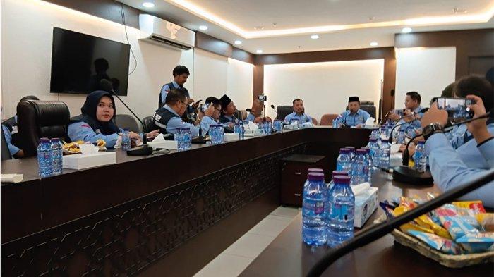 LAYANAN BERBASIS SYARIKAH - Ketua Panitia Penyelenggara Ibadah Haji (PPIH) Arab Saudi, Muchlis Hanafi didampingi M Khoiron saat konferensi pers di Daker Makkah, Minggu (11/5/2025) malam. memastikan kebijakan layanan berbasis syarikah terhadap jemaah haji Indonesia di Makkah tidak akan mengganggu hak-hak jemaah. (MCH 2025/Dewi Agustina)