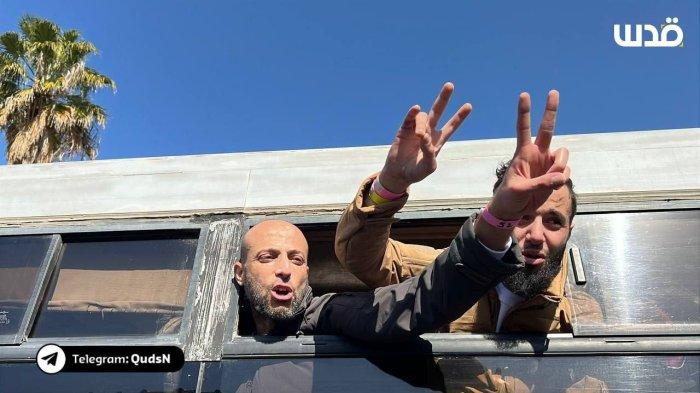 TAHANAN PALESTINA BEBAS - Foto yang diambil dari Telegram Quds News Network pada Sabtu (15/2/2025) memperlihatkan tahanan Palestina yang dibebaskan oleh Israel. Para tahanan tiba di Rumah Sakit Eropa di Khan Younis, Jalur Gaza selatan, setelah dibebaskan sebagai bagian dari gelombang keenam kesepakatan pertukaran di bawah fase pertama gencatan senjata.