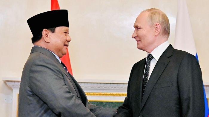 TATAP MUKA - Presiden Prabowo Subianto bertatap muka dengan Presiden Rusia, Vladimir Putin dalam pertemuan bilateral di Istana Constantine atau Konstantinovsky Rusia, Kamis, (19/6/2025). Pada kesempatan itu, Putin menyatakan negaranya siap menjalin kerja sama dengan Indonesia di bidang nuklir.