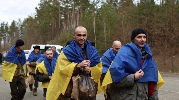 TAWANAN PERANG UKRAINA - Foto ini diambil dari Facebook Staf Umum Angkatan Bersenjata Ukraina pada Kamis (20/3/2025), memperlihatkan tawanan perang Ukraina yang dibebaskan oleh Rusia dalam pertukaran 350 tawanan (masing-masing pihak 175 orang) yang ditengahi oleh Uni Emirat Arab pada Rabu (19/3/2025).