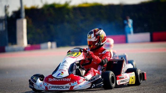 TEMBUS PODIUM - Aksi pembalap Gokart Muda Indonesia, Qarrar Firhand di balapan ROK Cup Italy Round kelima di Sirkuit South Garda, Lonato, Italia, Minggu (22/6/2025). Meski  finish di posisi pertama namun dia terkena penalty sehingga harus puas dengan podium ke 3 berdasarkan hasil keputusan steward atas insiden balap yang terjadi.