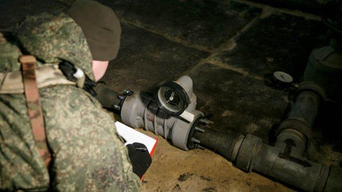 TENTARA RUSIA - Foto ini diambil dari Kementerian Pertahanan Rusia pada Selasa (12/3/2025) memperlihatkan tentara Rusia yang merupakan spesialis POL dari Kelompok Pasukan Zapad memasok bahan bakar ke unit-unit di garis kontak dan di area belakang operasi militer khusus pada 17 Februari 2025.
