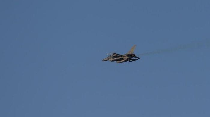 TERBANG RENDAH Pesawat F-16 angkatan udara Ukraina