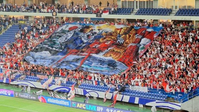 TIFO SUPORTER INDONESIA - Suporter Indonesia memampangkan Tifo bergambar Garuda dan Srigala yang tengah berpelukan di laga Jepang vs Indonesia, Stadion Suita, Osaka, Jepang, Selasa (29/6/2025).