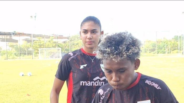 TIGA PILAR GARUDA PUTRI LATIHAN TERPISAH -  Claudia Scheunemann (belakang) bersama dengan Marsel Yuliana Awi dan Jezyln Kayla Azka tampak berlatih terpisah di Lapangan Latihan Jakarta International Stadium, Sunter, Jakarta, Jumat (20/6/2025).