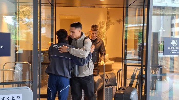 TIMNAS INDONESIA - Para pemain Timnas Indonesia terlihat membawa koper meninggalkan hotel di Osaka, Jepang, usai kekalahan dari Jepang, Rabu (11/6/2025).
