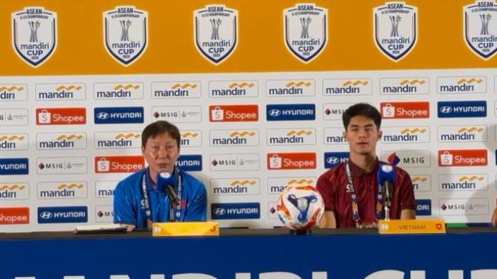 TIMNAS VIETNAM U-23 - Pelatih Vietnam U-23, Kim Sang-sik, dalam sesi konferensi pers sebelum laga kontra Filipina di semifinal Piala AFF U-23 2025, di Stadion Utama Gelora Bung Karno (SUGBK), Senayan, Jakarta, Kamis (24/7/2025). Kim Sang-sik menyoroti dua pemain berbahaya milik Filipina.