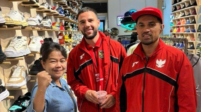 INDONESIA VS JEPANG - Kevin Verdonk sayap kiri dan Yakob Sayuri sayap kanan sedang jalan-jalan di Namba Osaka sebelum berlatih jam 18:30 waktu Jepang Minggu ini (8/6/2025)