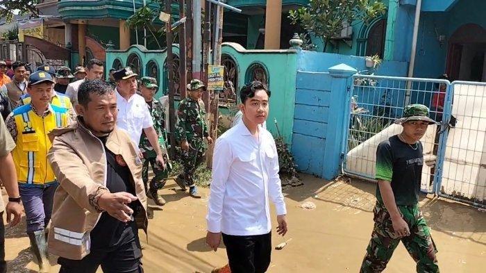 TINJAU BANJIR- Wakil Presiden Gibran Rakabuming Raka terjang lumpur saat tinjau lokasi banjir di Perumahan Pondok Gede Permai (PGP) Jatiasih, Kota Bekasi pada Rabu (5/3/2025)