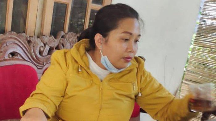 PELAKU PENIPUAN - Tampang Dwi Rahayu oknum istri TNI AD yang menipu ratusan pensiunan di Kabupaten Purworejo Jawa Tengah Lihat Foto Penampakan Dwi Rahayu oknum istri TNI AD yang menipu ratusan pensiunan di Kabupaten Purworejo Jawa Tengah (Dok Korban Penipuan Dwi Rahayu )