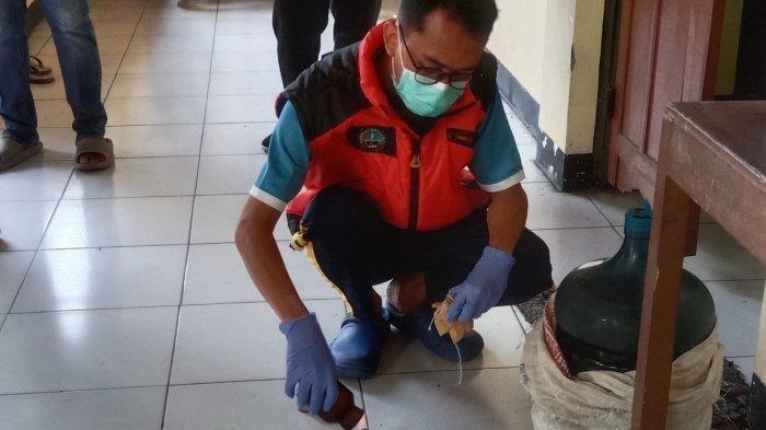 KERACUNAN - Petugas Laboratorium Kesehatan(Labkes) Blora saat melakukan pengecekan air yang sudah tercampur dengan racun gulma atau rumput yang menyebabkan dua warga Dukuh Wangil, Desa Sambonganyar, Kecamatan Ngawen, Kabupaten Blora, meninggal dunia.