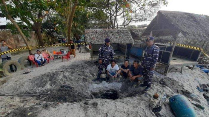PENCURIAN AVTUR- TNI Angkatan Laut (AL) menangkap tiga orang pelaku pencurian pencurian BBM jenis Avtur di Kabupaten Deli Serdang, Sumatra Utara (Sumut), Selasa (10/2/2025). Kasus pencurian ini sudah diserahkan kepada Polresta Deli Serdang dan sedang dilakukan pendalaman.