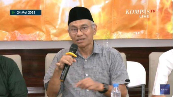 GELAR PERKARA - Wakil Ketua Tim Tim Pembela Ulama dan Aktivis (TPUA), Rizal Fadillah saat konferensi pers menanggapi pengumuman Bareskrim Polri yang menyatakan ijazah mantan Presiden RI Joko Widodo (Jokowi) asli di Jakarta, Sabtu (24/5/2025).