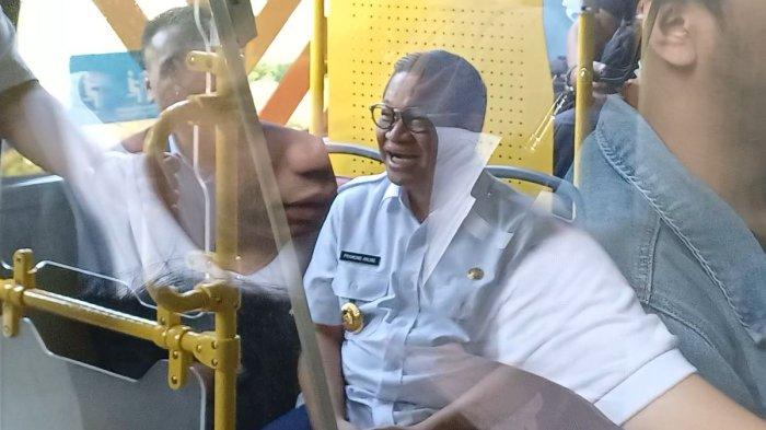 TRANSPORTASI UMUM  - Gubernur Jakarta Pramono Anung saat menaiki TransJakarta