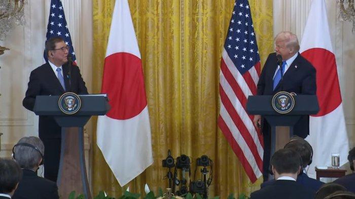 TRUMP DAN ISHIBA - Tangkap layar pertemuan antara Perdana Menteri Jepang, Shigeru Ishiba dan Presiden Amerika Serikat, Donald Trump di Gedung Putih pada 8 Februari 2025 lalu. Kekecewaan kembali harus dirasakan pemerintah Jepang saat membahas masalah tarif timbal balik bersama Presiden Amerika Serikat, Donald Trump pada pertemuan Konferensi Tingkat Tinggi (KTT) G7 di Kanada. Alih-alih mendapatkan keringanan, Trump kembali menolak upaya intensif Perdana Menteri Jepang, Shigeru Ishiba untuk menghapus kebijakan tarif AS.