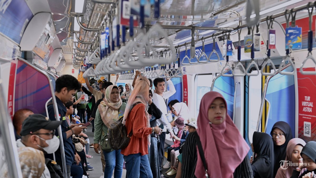 Warga menaiki kereta MRT di Jakarta, Rabu (1/1/2025). Pemerintah Provinsi Jakarta menerapkan tarif Rp 1 untuk MRT pada libur Tahun Baru 2025 sejak 31 Desember 2024 hingga 1 Januari 2025. TRIBUNNEWS/IRWAN RISMAWAN
