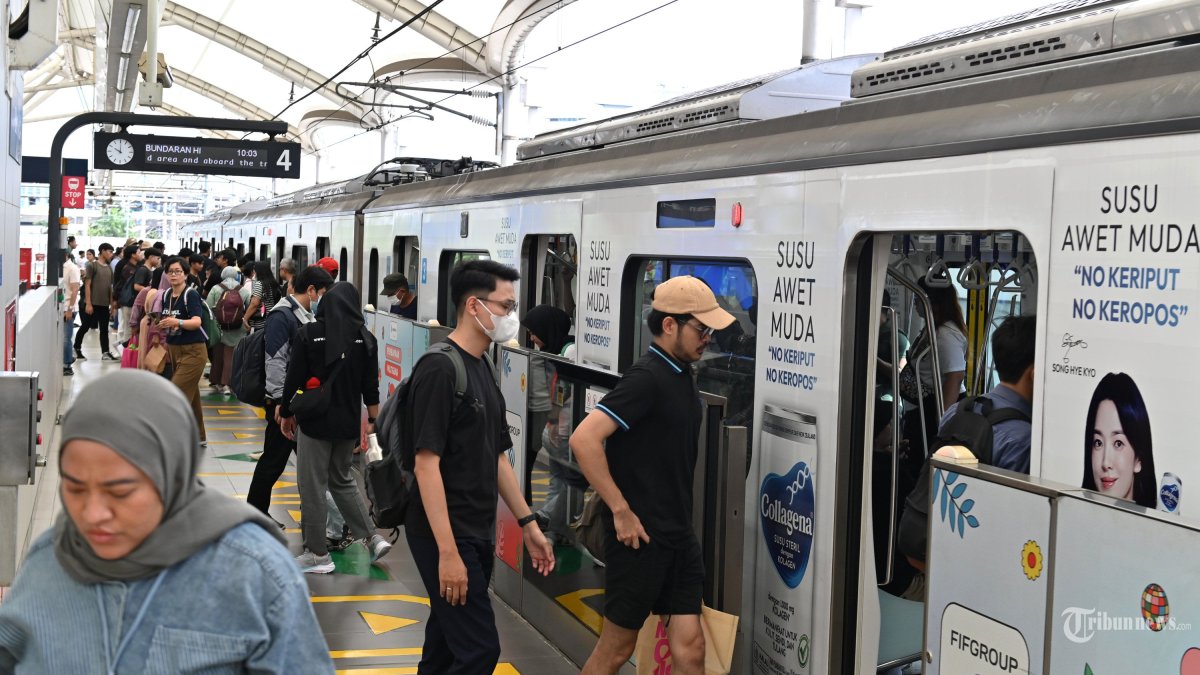 Warga menaiki kereta MRT di Stasiun MRT Blok M, Jakarta, Rabu (1/1/2025). Pemerintah Provinsi Jakarta menerapkan tarif Rp 1 untuk MRT pada libur Tahun Baru 2025 sejak 31 Desember 2024 hingga 1 Januari 2025. TRIBUNNEWS/IRWAN RISMAWAN