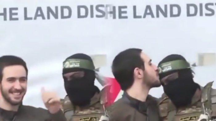 CIUM KENING - Tentara Israel mencium kening pasukan Hamas saat dibebaskan, Sabtu (22/2/2025. Tampak senang dan tersenyum lebar, Sabtu (22/2/2025)