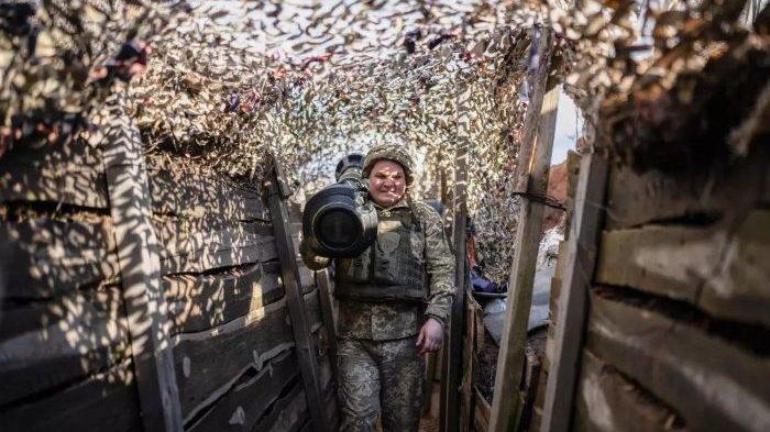 Tentara Ukraina berjalan di parit pertempuran Rusia