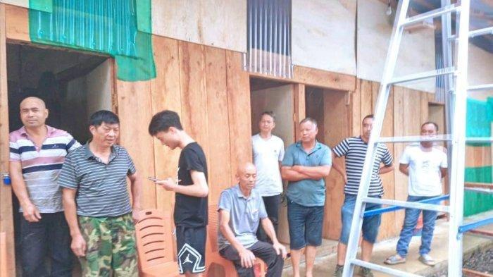 WNA DI TAMBANG - Warga negara asing (WNA) asal China yang ditemukan di lokasi tambang emas ilegal blok Garini, Desa Buyat Barat, Kecamatan Kotabunan, Kabupaten Boltim.