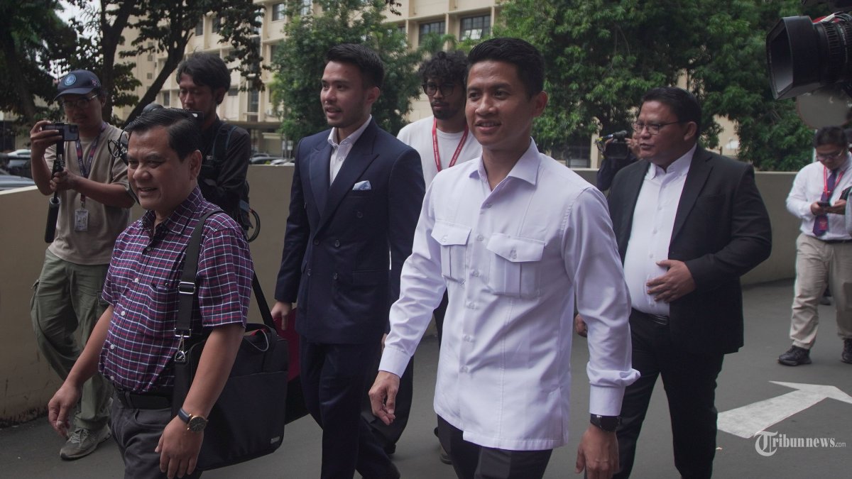 IJAZAH JOKOWI - Kuasa hukum Presiden RI ke-7 Joko Widodo (Jokowi), Yakub Hasibuan bersama adik ipar Joko Widodo, Wahyudi Andrianto saat memenuhi panggilan penyidik Bareskrim Polri di Gedung Bareskrim Polri, Jakarta Selatan, Jumat (9/5/2025). Pada agenda tersebut tim Jokowi menyerahkan dokumen ijazah asli sesuai permintaan dari Bareskrim Polri. Tribunnews/Jeprima