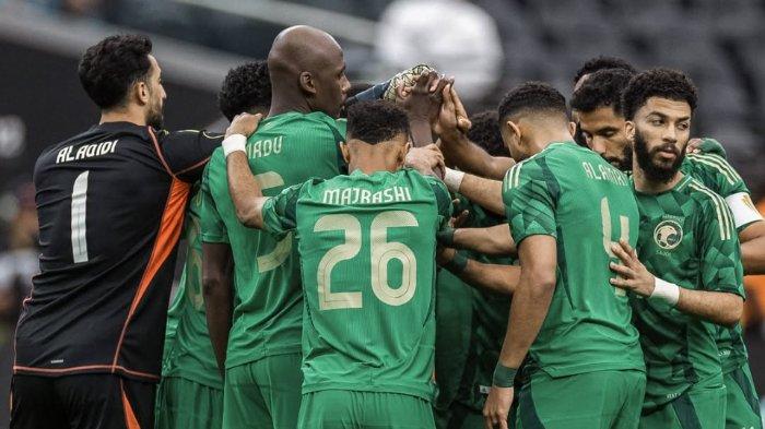 SKUAD ARAB SAUDI - Para pemain Timnas Arab Saudi saling menyemangati satu sama lain pada pertandingan menghadapi Trinidad & Tobago pada laga terakhir grup D Piala Emas Concacaf di Stadion Allegiant, Amerika Serikat, Senin (23/6/2025). (Instagram Saudi - 23/6/2025)