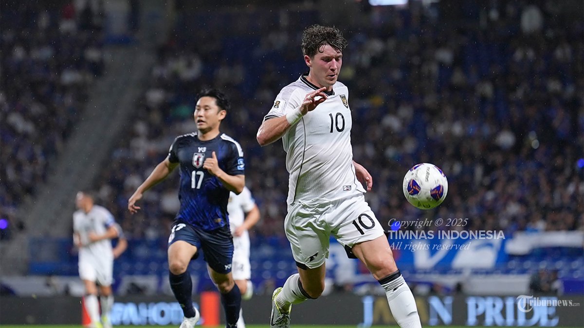 KALAH TELAK - Pesepak bola Timnas Indonesia, Ole Romeny (kanan) membawa bola melewati pesepak bola Jepang pada pertandingan terakhir Grup C Ronde 3 Kualifikasi Piala Dunia 2026 di Suita City Football Stadium, Suita, Selasa (10/6/2025). Timnas Indonesia harus mengakui keunggulan Jepang setelah kalah telak dengan skor 0-6. TRIBUNNEWS/HO/PSSI