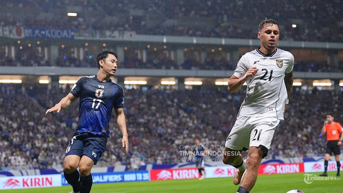 KALAH TELAK - Pesepak bola Timnas Indonesia, Dean James (kanan) membawa bola melewati pesepak bola Jepang pada pertandingan terakhir Grup C Ronde 3 Kualifikasi Piala Dunia 2026 di Suita City Football Stadium, Suita, Selasa (10/6/2025). Timnas Indonesia harus mengakui keunggulan Jepang setelah kalah telak dengan skor 0-6. TRIBUNNEWS/HO/PSSI