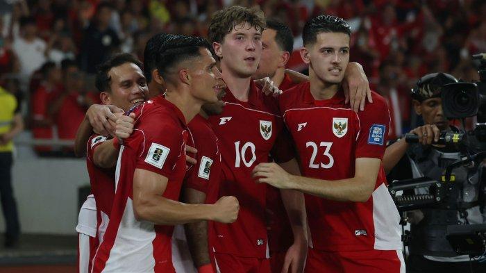 KUALIFIKASI PIALA DUNIA - Pesepak bola Timnas Indonesia Ole Romeny bersama rekan setimnya selebrasi usai gol melalui titik penalti saat melawan Timnas China pada Kualifikasi Piala Dunia 2026 zona Asia di Stadion Gelora Bung Karno (GBK) Jakarta, Kamis (5/6/2025). Indonesia sementara unggul 1-0 dibabak pertama melawan China. TRIBUNNEWS/HERUDIN