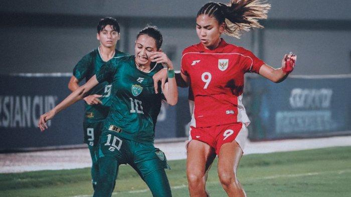 DUEL BOLA - Pemain Timnas Putri Indonesia Claudia Schunemann berebut bola dengan pemain Pakistan dalam laga kedua grup D Kualifikasi Piala Asia Wanita 2026 di Stadion Indomilk Arena, Rabu (2/7/2025). (X Timnas - 2/7/2025)
