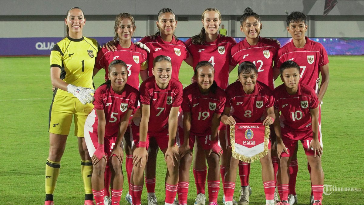TIMNAS PUTRI INDONESIA - Pemain Timnas Indonesia Puteri berfoto bersama sebelum melawan Pakistan pada kualifikasi Piala Asia Putri 2026 Grup D d iStadion Indomilk Arena, Kelapa Dua, Kabupaten Tangerang, Banten, Rabu (2/7/2025). Timnas Indonesia Putri harus menakui keunggulan pemain Pakistan usai dikalahkan 0-2 pada pertandingan tersebutTribunnews/Jeprima