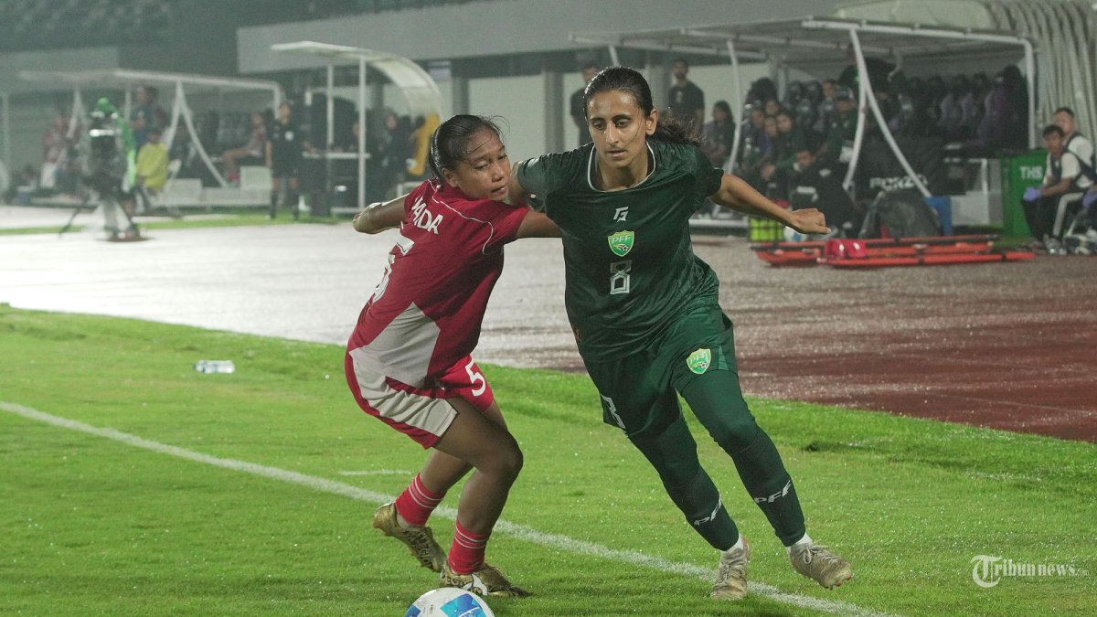 TIMNAS PUTRI INDONESIA - Pemain Timnas Indonesia Puteri Yumanda berebut bola dengan pemain Pakistan pada kualifikasi Piala Asia Putri 2026 Grup D d iStadion Indomilk Arena, Kelapa Dua, Kabupaten Tangerang, Banten, Rabu (2/7/2025). Timnas Indonesia Putri harus menakui keunggulan pemain Pakistan usai dikalahkan 0-2 pada pertandingan tersebutTribunnews/Jeprima