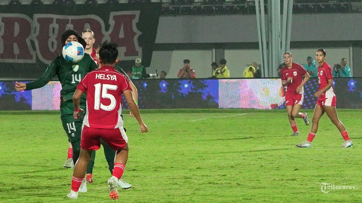 TIMNAS PUTRI INDONESIA - Pemain Timnas Indonesia Puteri Helsya berebut bola dengan pemain Pakistan pada kualifikasi Piala Asia Putri 2026 Grup D d iStadion Indomilk Arena, Kelapa Dua, Kabupaten Tangerang, Banten, Rabu (2/7/2025). Timnas Indonesia Putri harus menakui keunggulan pemain Pakistan usai dikalahkan 0-2 pada pertandingan tersebutTribunnews/Jeprima