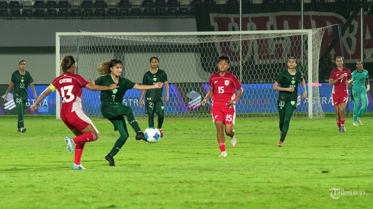 TIMNAS PUTRI INDONESIA - Pemain Timnas Indonesia Puteri Kartini berebut bola dengan pemain Pakistan pada kualifikasi Piala Asia Putri 2026 Grup D d iStadion Indomilk Arena, Kelapa Dua, Kabupaten Tangerang, Banten, Rabu (2/7/2025). Timnas Indonesia Putri harus menakui keunggulan pemain Pakistan usai dikalahkan 0-2 pada pertandingan tersebutTribunnews/Jeprima
