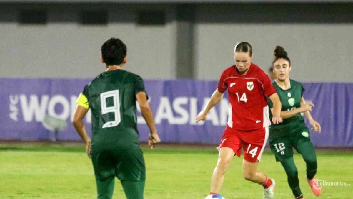 TIMNAS PUTRI INDONESIA - Pesepak bola Timnas Putri Indonesia Isa Guusje Warps (kiri) berebut bola dengan pesepak bola Timnas Putri Pakistan Isra Manzoor Khan (tengah) dan Suha Hirani (kanan) saat pertandingan kualifikasi Piala Asia Wanita 2026 Grup D di Stadion Indomilk Arena, Kabupaten Tangerang, Banten, Rabu (2/7/2025). Timnas Putri Indonesia kalas atas Timnas Putri Pakistan dengan skor 0-2. Warta Kota/Yulianto