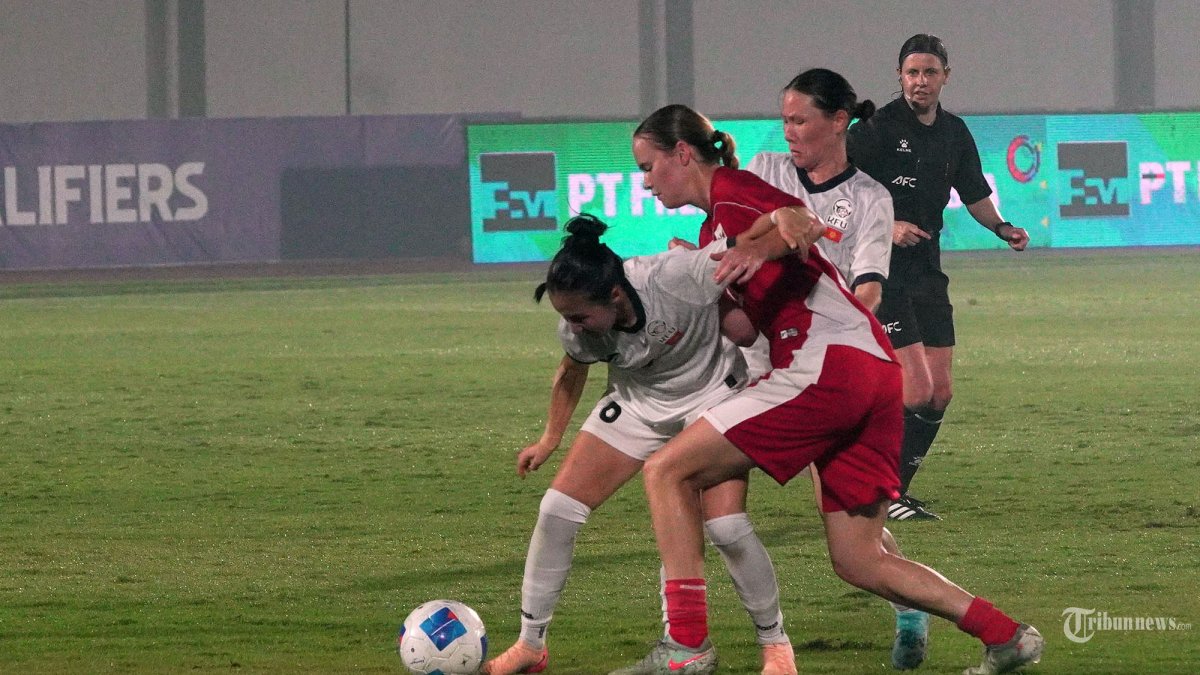 KUALIFIKASI PIALA ASIA PUTRI - Timnas Putri Indonesia Warps berebut bola dengan tim Kirgastan saat laga Kualifikasi Piala Asia Putri 2026 di Stadion Indomilk Arena, Tangerang, Banten, Minggu (29/6/2025). Timnas Putri Indonesia berhasil mengalahkan Kirgistan dengan skor 1-0 usai Warps membobol kandang lawan pada babak kedua. Tribunnews/Jeprima