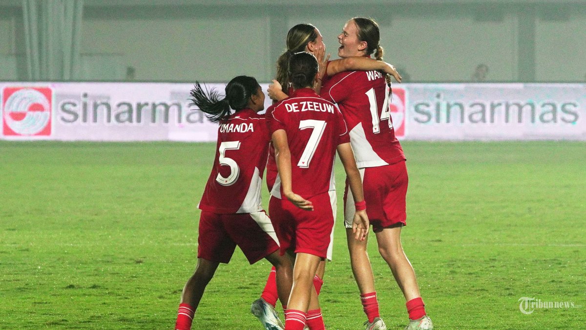 KUALIFIKASI PIALA ASIA PUTRI - Selebrasi para pemain Timnas Putri Indonesia usai membobol gawang Kirgastan saat laga Kualifikasi Piala Asia Putri 2026 di Stadion Indomilk Arena, Tangerang, Banten, Minggu (29/6/2025). Timnas Putri Indonesia berhasil mengalahkan Kirgistan dengan skor 1-0 usai Warps membobol kandang lawan pada babak kedua. Tribunnews/Jeprima