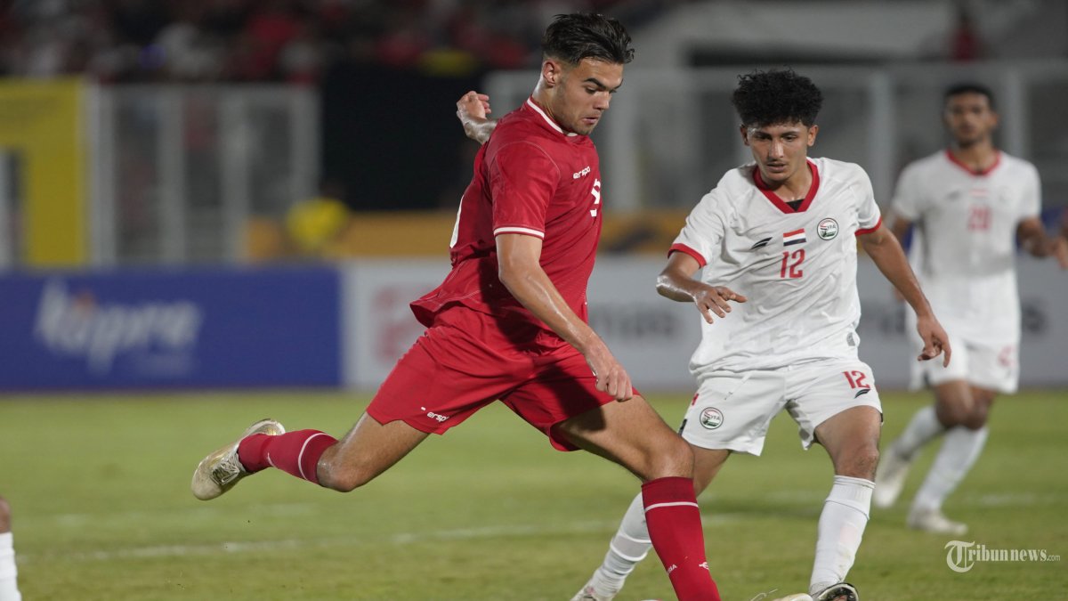 Pesepak bola Timnas U-20 Indonesia,  Jens Raven mencetak gol ke gawang Timnas Yaman pada pertandingan Grup F kualifikasi Piala Asia U-20 di Stadion Madya Jakarta, Minggu (29/9/2024). Indonesia sementara bermain imbang 1-1 dengan Yaman. TRIBUNNEWS/HERUDIN