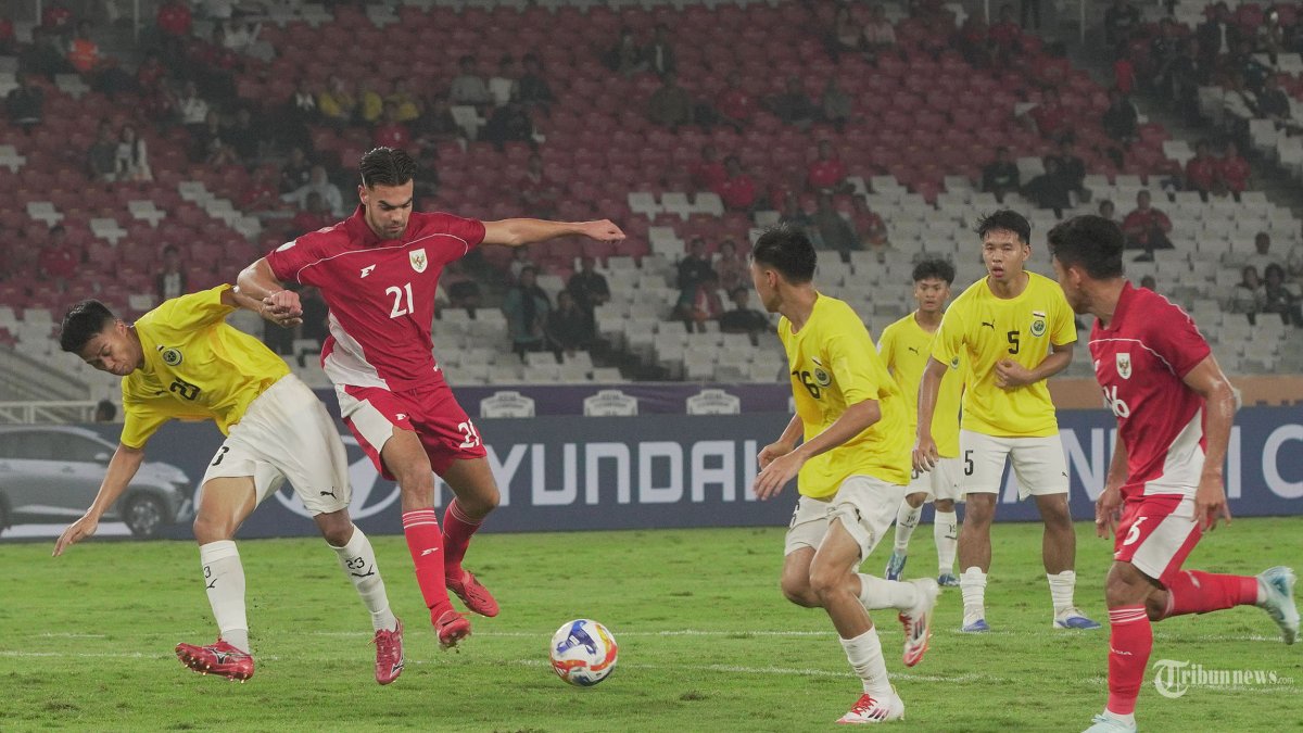 PIALA AFF U23 - Pesepak bola Timnas U-23 Indonesia Jens Raven berebut bola dengan pesepak bola Brunei Darusalam pada laga babak penyisihan Grup A Piala AFF U-23 di Stadion Utama Gelora Bung Karno (SUGBK), Senayan, Jakarta Pusat, Selasa (15/7/2025). Pada laga tersebut Timnas U-23 Indonesia berhasil membungkam Brunei Darusalam dengan skor 8-0. Tribunnews/Jeprima