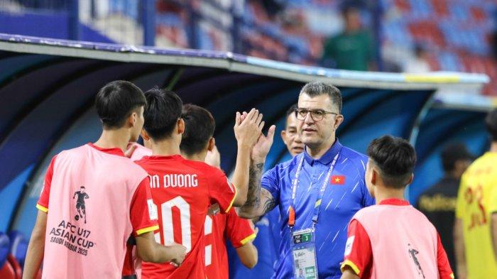 MEMBERI SEMANGAT - Pelatih Timnas Vietnam U17 asal Brasil Cristiano Ronland memberi semangat kepada para pemain pada pertandingan pembuka grup B menghadapi Australia, Sabtu (4/4/2025). (Facebook VFF - 5/4/2025)